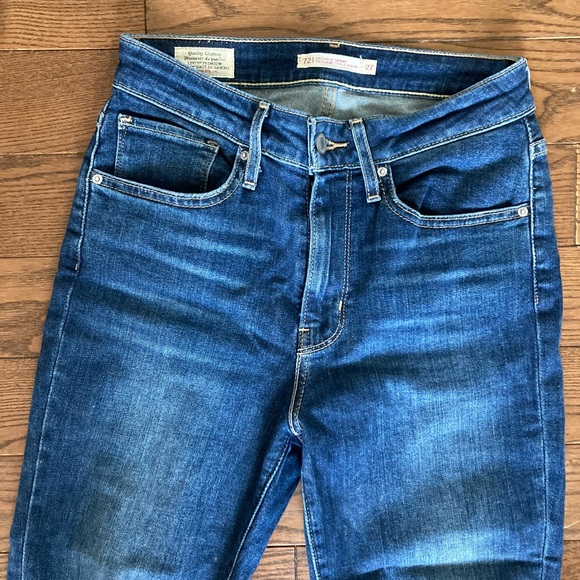 Levi’s red tab wedgie skinny filigree jeans with distressing - Picture 3 of 15